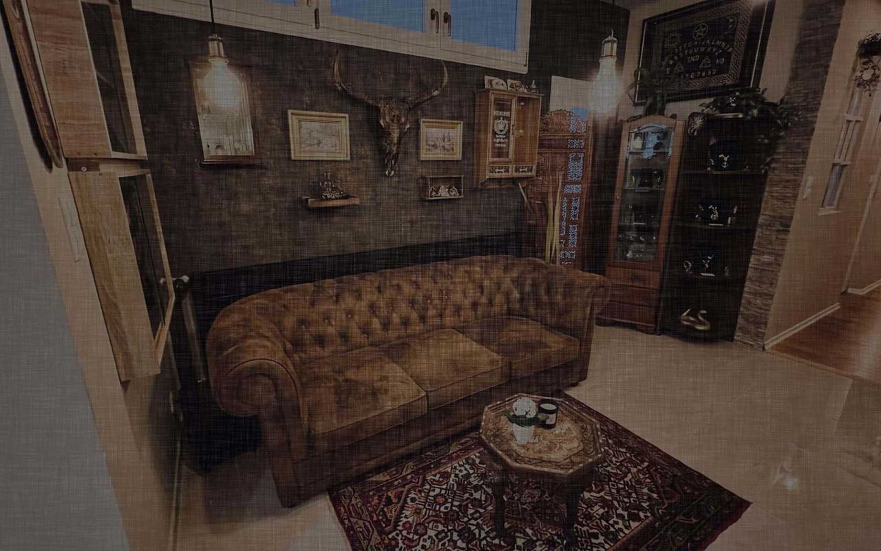 Lounge im LE Ink Studio mit Chesterfield-Sofa, Teppich und Holzwänden