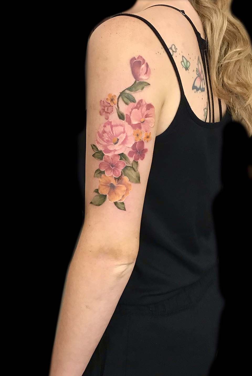 Farbige Blumen an Oberarm und Schulter