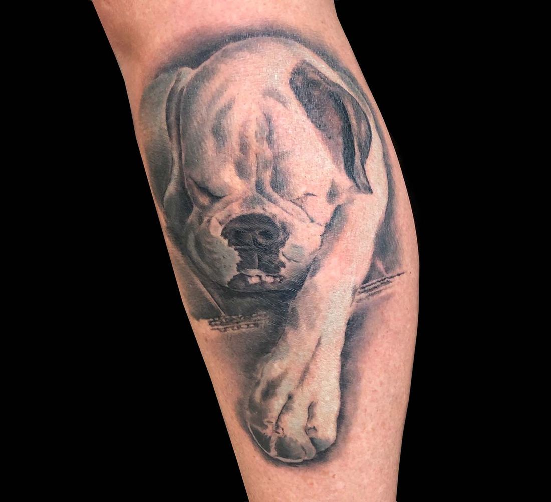 Realistische Bulldogge am Unterschenkel