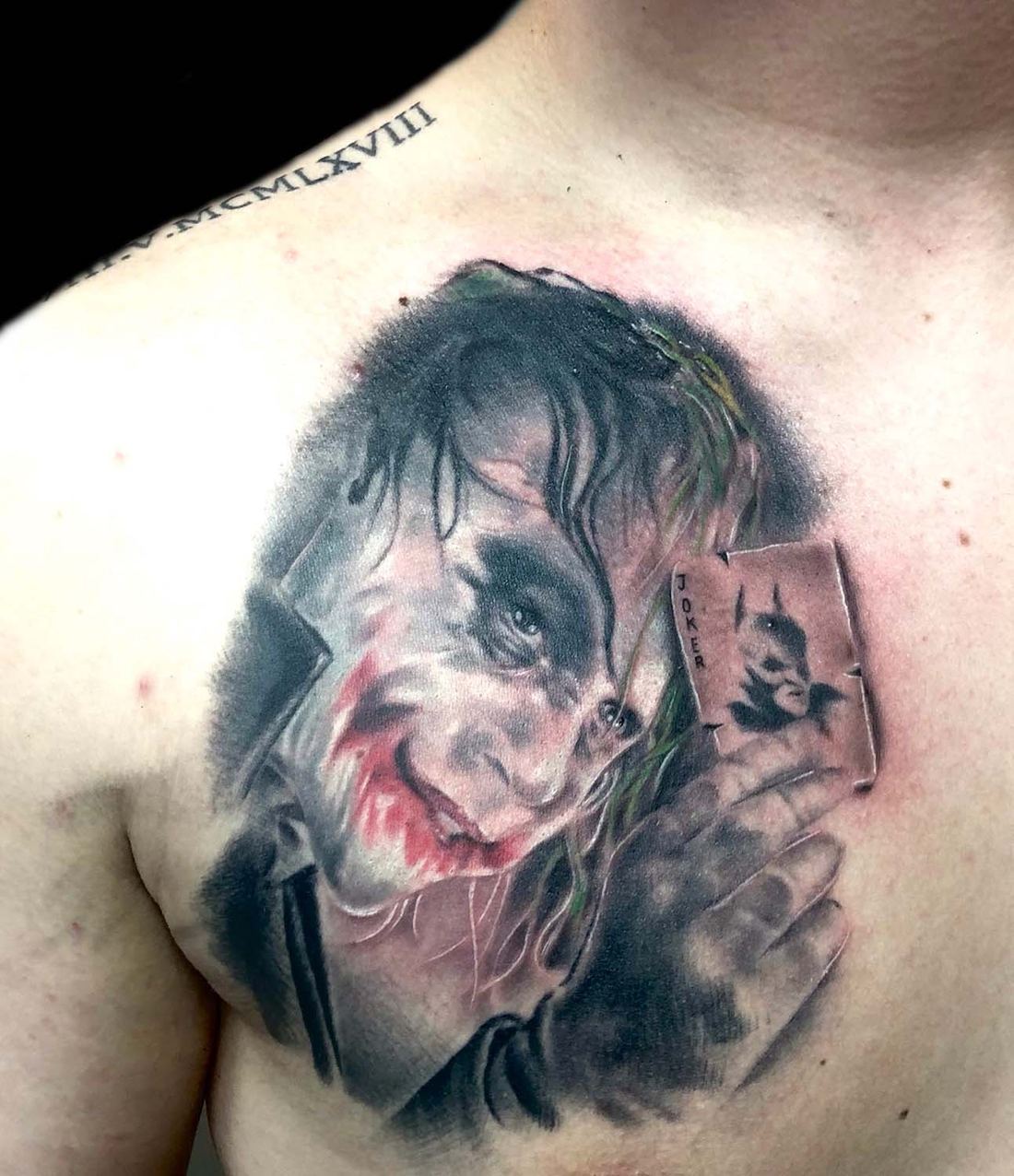 Realistisches Joker-Porträt mit Spielkarte auf der Brust