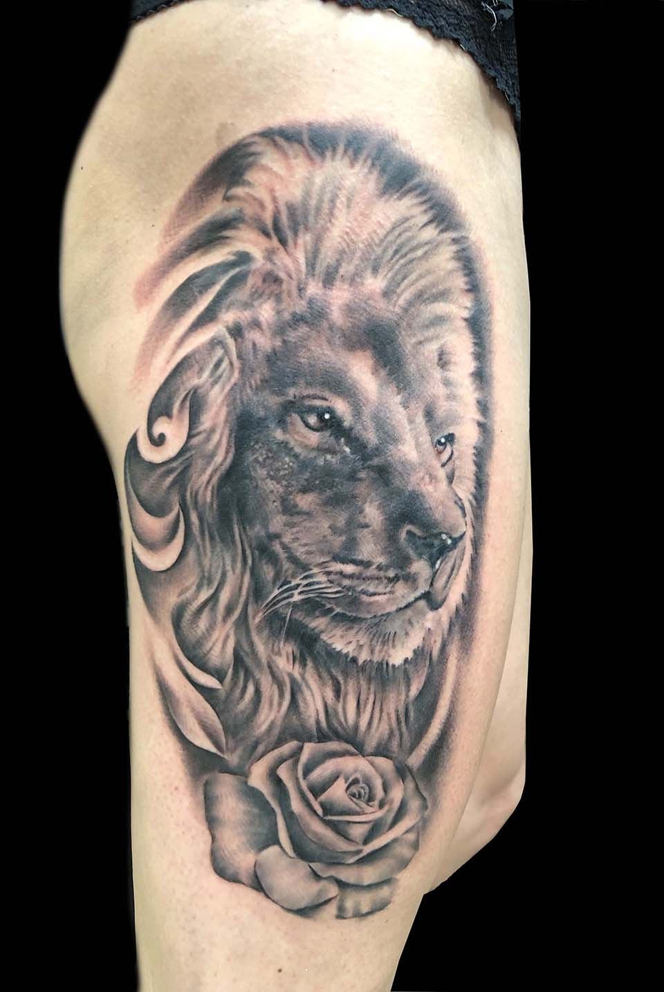 Löwe mit Rose am Bein in Black & Grey