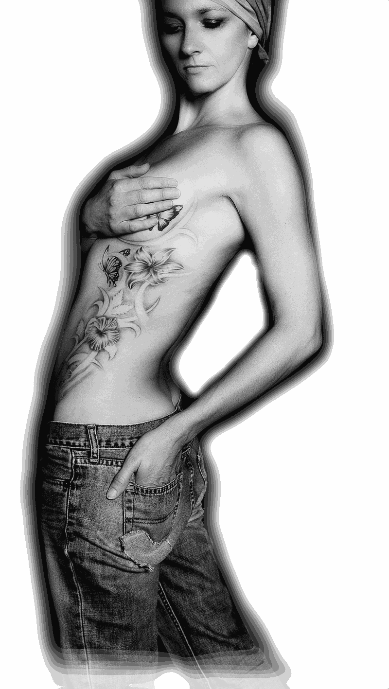 Schwarz-Weiß-Foto einer Frau mit Blumen- und Schmetterlings-Tattoo an der Körperseite