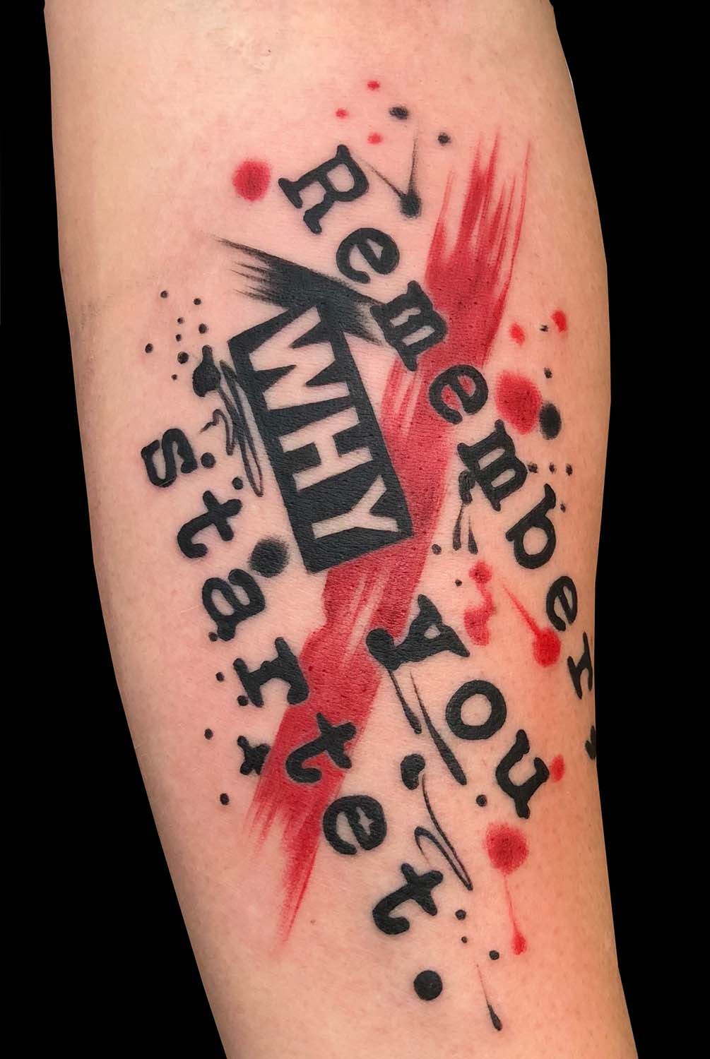 Schriftzug „Remember why you started“ in Schwarz und Rot