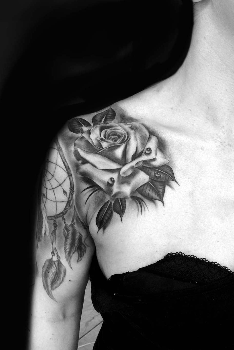 Rose und Traumfänger an der Schulter