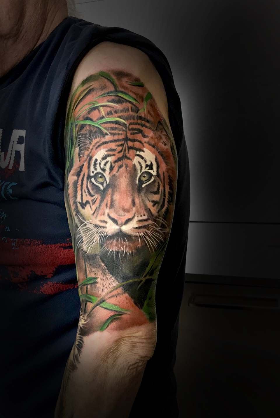 Farbiges Tiger-Tattoo am Oberarm, gestochen von Oliver Sasin