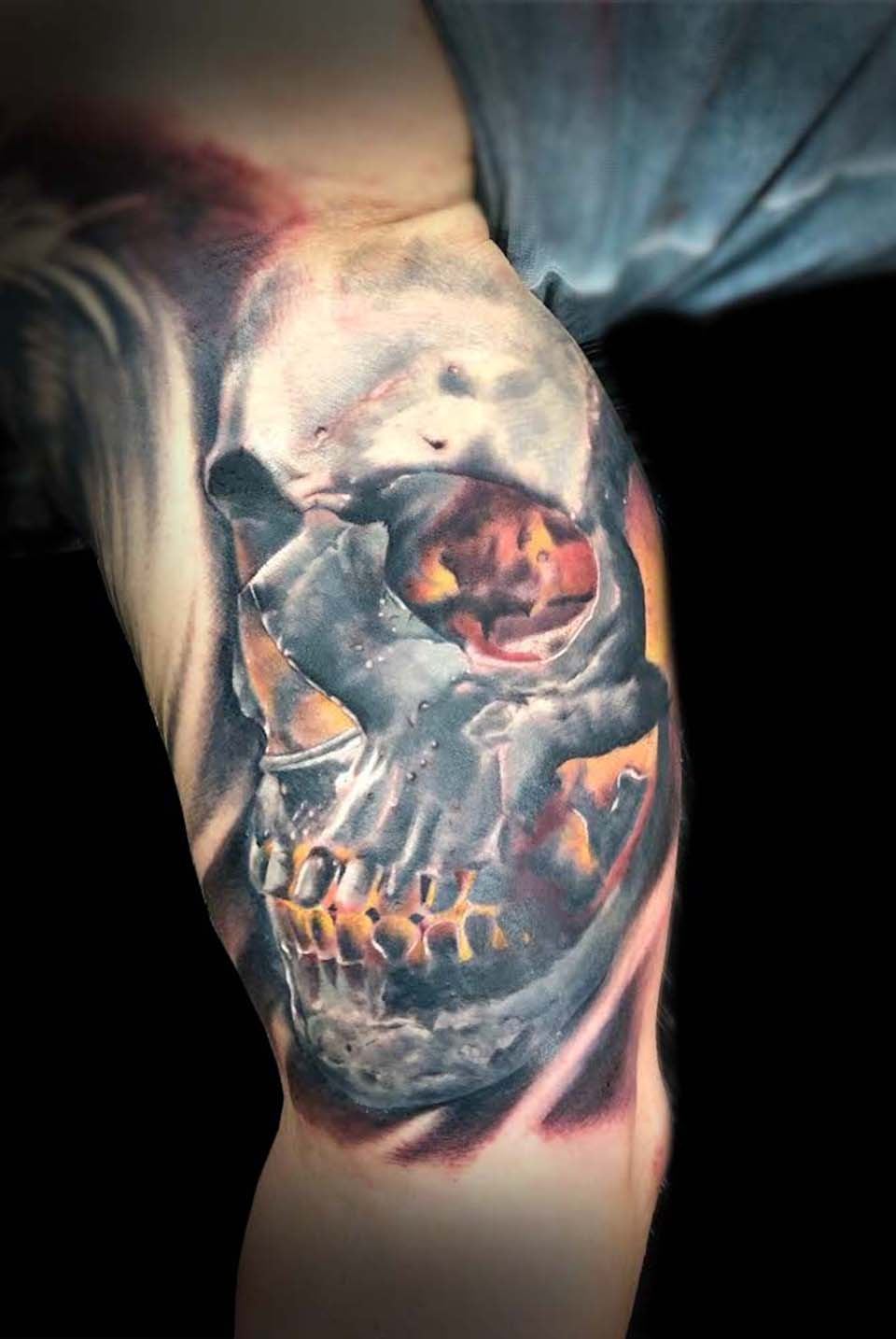 Farbiger Totenkopf am Bein