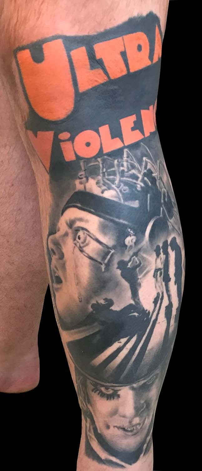 Unterschenkel-Tattoo mit Schriftzug „Ultra Violence“