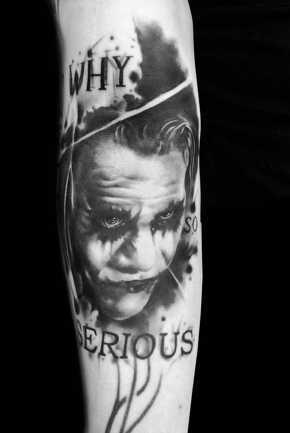 Joker-Porträt mit Schriftzug „Why so serious“ am Unterarm